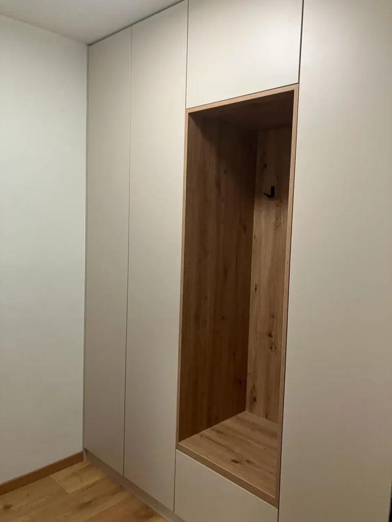 Predsieňová pántová skriňa s drevenou nikou na sedenie
