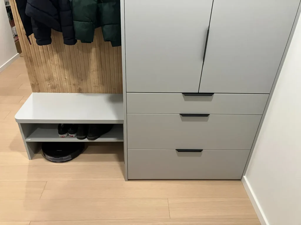 Predsieňová skriňa s botníkom a zásuvkami na mieru