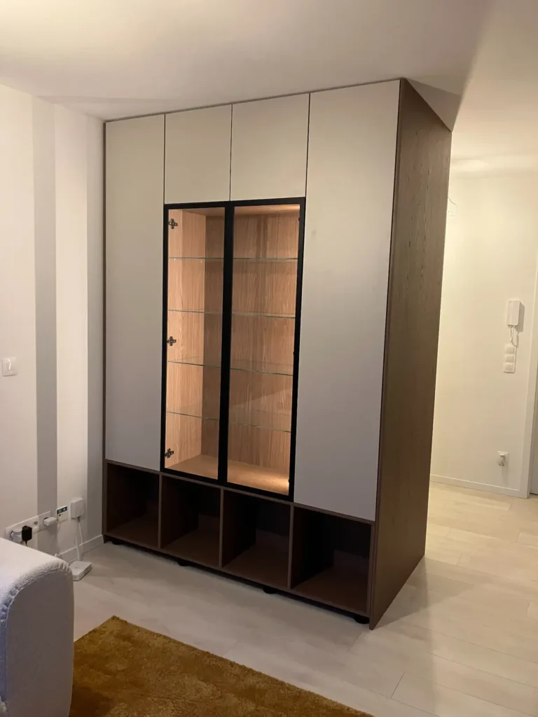 Pántová skriňa s presklenou vitrínou a LED osvetlením