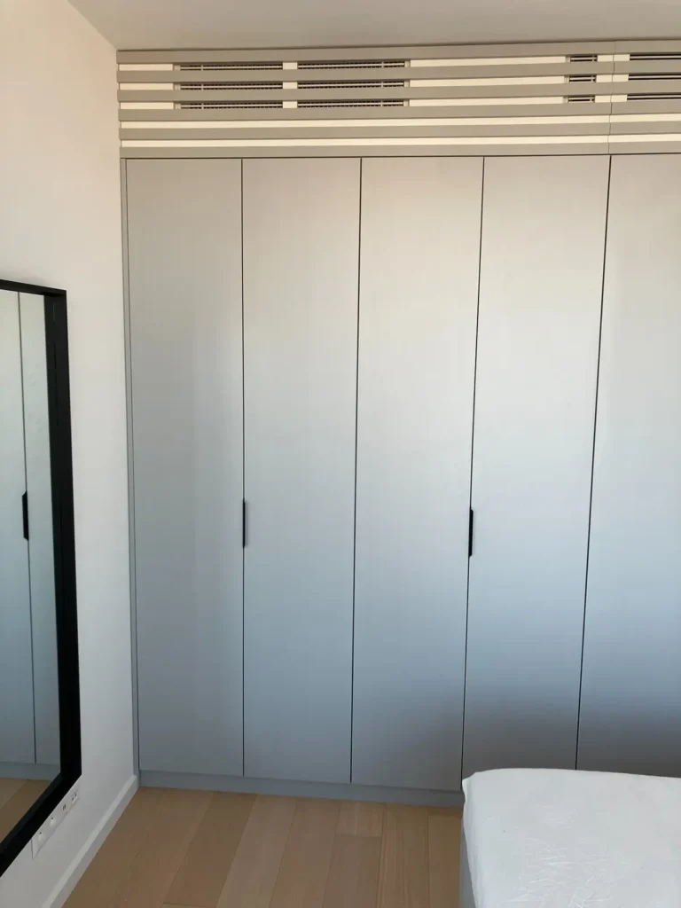 Šedá pántová skriňa do spálne na mieru v Bratislave